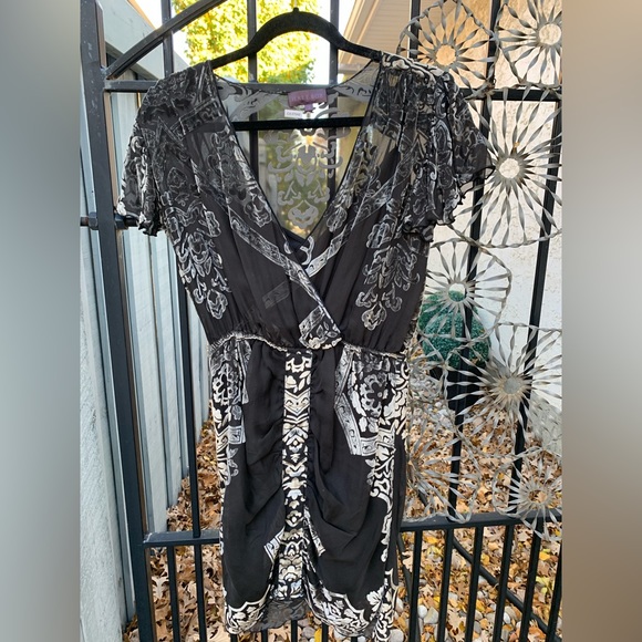 Flattering as heck. Great for the office Xmas party. - Picture 1 of 4